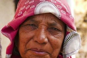 Una donna Newari mi osserva tra il divertito ed il sorpreso, villaggio di Khokanà, Nepal 2018.