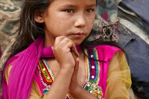 Ritratto di una stupenda bambina di etnia Gurung nel villaggio di Panauti, Nepal 2018.
