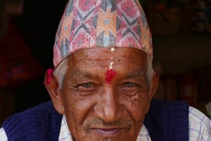 Un commerciante Newari nella sua bottega emporio: gli occhi azzurri sono una vera rarità tra gli uomini nepalesi e lui ne è ben consapevole. Il suo nome è Sunil Sardar. Villaggio di Khokanà, Nepal 2018.