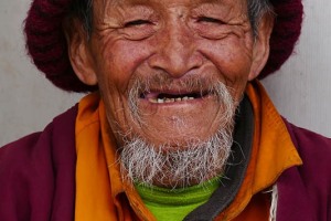 Un ritratto di un anziano profugo tibetano, Tashi Palkhel, Nepal 2018.