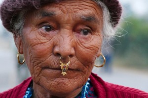 Questa anziana donna appartenente all'etnia indigena Tharu, presenta un grande orecchino inserito nel setto nasale, una tipica usanza di questo Popolo a testimonianza dell'appartenenza al suo sposo. Villaggio di Bacchauli, Nepal 2018.