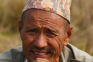 Ritratto di un contadino appartenente all'etnia Tharu. Il suo viso è segnato dalle profonde rughe che testimoniano il duro lavoro svolto nella sua vita. Villaggio di Harnari, Chitwan National Park, Nepal 2018.