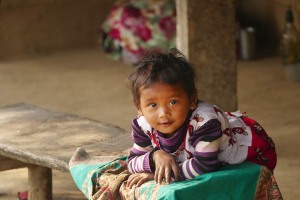 Parvati, è il nome di questa splendida bambina Tharu dagli occhi grandi che mi osserva curiosa, villaggio di Harnari, Chitwan National Park, Nepal 2018.