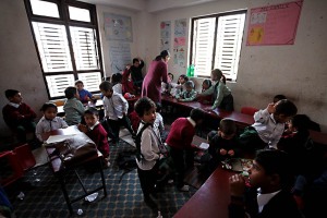 La Shree Bal Bikosh Basic School di Kathmandu: bambini nepalesi tra i più fortunati, infatti il 46% della popolazione è analfabeta e le donne risultano di gran lunga più numerose degli uomini in questa preoccupante classifica, Nepal 2018