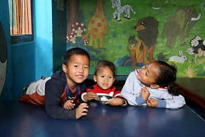 Nella Shree Bal Bikosh Basic School, una scuola di infanzia di Kathmandu, i bambini appaiono sereni e gioiosi: possono considerarsi fortunati rispetto alle migliaia di loro coetanei costretti a lavori pesanti, ad aver negata l'istruzione, ad essere oggetto di attenzione macabra da parte dei turisti sessuali occidentali. Nepal 2018
