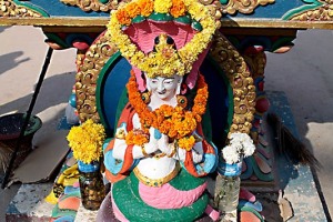 Il Tempio buddista di Bodhnath presenta su diversi piedistalli statue e decorazioni realizzate con perizia e fantasia, Kathmandu, Nepal 2018