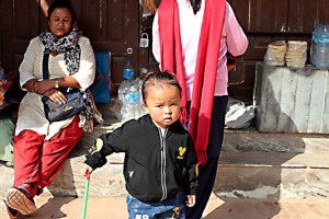 In una traversa di Durbar Square una bimba appartenente alla casta "Vaisya" (commercianti ed agricoltori) mi osserva interrogativa, Kathmandu, Nepal 2018