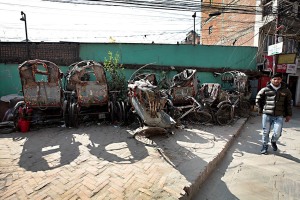 Un piccolo "cimitero" dei risciò, carretti a due ruote trascinati da un conducente a piedi, ormai dismessi. Dintorni del quartiere Cheetrapati, Kathmandu, Nepal 2018