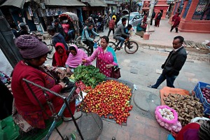 L'incrocio di Asan Tole, dove si intersecano sei strade, è disseminato di venditori di verdure e spezie: ogni giorno da qualsiasi villaggio della Valle di Kathmandu giungono sin qui i prodotti ortofrutticoli più disparati. Il Tempio di Annapurna, nel lato sud orientale della piazza, è giustamente dedicata alla Dea dell'abbondanza, raffigurata con una ciotola d'argento ("purana") colma di cereali.Nepal 2018