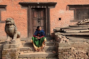 Mattoni e travi occupano tutti gli angoli delle strade a Kathmandu: uno sforzo inaudito per ricostruire dopo il disastroso terremoto del 2015. Lo sguardo inquieto e allarmato di questa donna Newari racchiude l'angoscia di un popolo. Nepal 2018