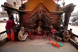 Uno dei tre Templi dedicati a Vishnu nella città di Patan o Laliptur ("Città della Bellezza"): è uno shikhara che, tradotto dal sanscrito, significa "vetta" o "picco montuoso" e si riferisce alle torri dei templi Hindu, fu costruito nel 1590 al fine di custodire l'immagine di Narsingha, l'incarnazione di Vishnu metà uomo e metà leone. Nepal 2018