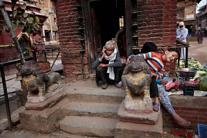 Uno dei tre Templi dedicati a Vishnu nella città di Patan o Laliptur ("Città della Bellezza"): custodisce l'immagine di Narsingha, l'incarnazione di Vishnu metà uomo e metà leone. Il custode lascia che i bambini giochino tranquillamente sulle statue poste all'ingresso del Tempio. Nepal 2018