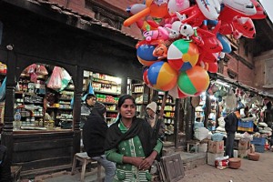 Una ragazza nepalese vende palloncini gonfiabili nei dintorni del Tempio di Mahabouddha a Patan, Nepal 2018