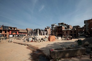 Veduta desolante di una piazza del villaggio di Kirtipur: il Tempio al centro è andato completamente distrutto a causa del terribile terremoto del 2015 ed ora è tra i primi manufatti in avanzato stato di recupero. Per i nepalesi i simboli ed i luoghi legati al loro credo religioso hanno un'importanza fondamentale, tanto da indicare la necessità che questi siano ripristinati ancor prima delle loro stesse abitazioni, Nepal 2018.