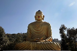 Dopo una ripida salita, partendo dal villaggio Newari di Dhulikhel, si raggiunge la sommità di questa collina che domina una magnifica vista sui monti circostanti: qui trovo il Tempio della Dea Kalì (denominato anche il Tempio dei mille scalini) e, poco distante, questa imponente statua dorata raffigurante il Buddha in tutto il suo splendore (chiamata Shanti Ban). Nepal 2018.