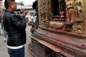 Lungo la spianata del complesso dove sorge il  Tempio buddhista di Swayambhunath, un devoto esegue il rituale della "Puja", pregando e portando come offerta una candela votiva al Tempio di Hariti, la Dea del vaiolo. Questa pagoda dorata contiene una splendida statua di Hariti: la Dea Hindu che veglia anche sulla fertilità, ciò a dimostrazione delle profonde affinità e corrispondenze, oltre all'armonia che in Nepal unisce il buddhismo e l'hinduismo.