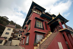 Gli alloggi dei monaci Buddhisti all'interno del Monastero Sakya Tharing di Boudhanath: tutto appare perfettamente in ordine e regna la pulizia ed il decoro in ogni piccolo particolare. Kathmandu, Nepal 2018.