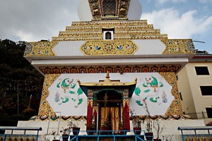 Il Gompa (in sanscrito "Vihara", il tempio buddhista in cui l'area più importante è il "Dukhang", cioè la sala delle preghiere, dove i monaci si radunanbo per la Puja, che consiste nella recita dei sutra buddhisti, pratica utilizzata anche nella religione hiduista per onorare le proprie divinità) del Monastero di Sakya Tharig, presenta una architettura tipicamente mongola che lo differenzia notevolmente dagli altri Monasteri esistenti nei dintorni. La parte sicuramente più pregevole è il Gompa raffigurato nella fotografia: qui sono custoditi e gelosamente conservati alcuni libri preziosissimi che presentano i caratteri scritti a mano in oro, le cui pagine hanno i bordi miniati con la raffigurazione di mille Buddha, molti di essi sono rilegati con lastre di ferro realizzate durante l'impero di Kublai Khan e offerti in dono al Lama Phagpa durante il suo secondo viaggio in Cina, a Pechino. Boudhanath, Kathmandu, Nepal 2018.