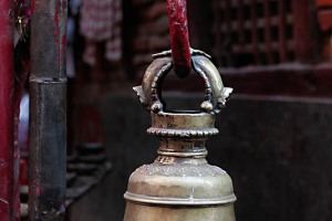 Nella religione Buddhista il suono della campana è considerato una vibrazione sonora che induce calma e stimola la concentrazione, creando la giusta atmosfera per la meditazione. Suonare la campana per i devoti significa sentire la voce del Buddha, riuscire a condurlo dentro il loro cuore. Tempio Ashok Binayak, Mau Tole, Kathmandu, Nepal 2018