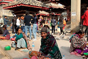 Nella piazza di Durbar Square, a Patan, donne nepalesi appartenenti alla casta dei "Sudra" (servi ed artigiani) vendono i semi di granturco da lanciare alle centinaia di piccioni che affollano il circondario, Nepal 2018