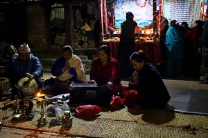 Nel cortile di Nasal Chowk ("Nasal" in nepali significa colui che danza), a poca distanza dal Hanuman Dhoka (il Palazzo Reale di Kathmandu), seduti su una stuoia di fibre vegetali (nella notte umida della capitale) un gruppo di fedeli intona canti e preghiere suonando i tamburi, una piccola pianola, i cimbali avendo le immagini delle Divinità da adorare poste di fronte a loro che omaggiano in questo modo così naturale e sincero, profondo e coinvolgente. La musica in Nepal è ispirata a qualsiasi suono della Natura: dal suono delle cascate, al soffio del vento, al muggito delle mucche, al cinguettio degli uccelli, e tanti altri. Nepal 2018