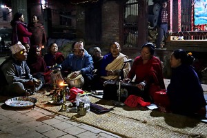 Nel cortile di Nasal Chowk ("Nasal" in nepali significa colui che danza), a poca distanza dal Hanuman Dhoka (il Palazzo Reale di Kathmandu), seduti su una stuoia di fibre vegetali (nella notte umida della capitale) un gruppo di fedeli intona canti e preghiere suonando i tamburi, una piccola pianola, i cimbali, avendo le immagini delle Divinità da adorare poste di fronte a loro che omaggiano in questo modo così naturale e sincero, profondo e coinvolgente. La musica in Nepal è ispirata a qualsiasi suono della Natura: dal suono delle cascate, al soffio del vento, al muggito delle mucche, al cinguettio degli uccelli, e tanti altri. Nepal 2018