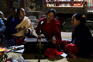 Nel cortile di Nasal Chowk ("Nasal" in nepali significa colui che danza), a poca distanza dal Hanuman Dhoka (il Palazzo Reale di Kathmandu), seduti su una stuoia di fibre vegetali (nella notte umida della capitale) un gruppo di fedeli intona canti e preghiere suonando i tamburi, una piccola pianola, i cimbali avendo le immagini delle Divinità da adorare poste di fronte a loro che omaggiano in questo modo così naturale e sincero, profondo e coinvolgente. La musica in Nepal è ispirata a qualsiasi suono della Natura: dal suono delle cascate, al soffio del vento, al muggito delle mucche, al cinguettio degli uccelli, e tanti altri. Nepal 2018