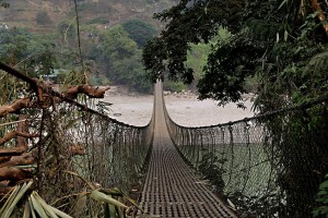 Uno dei rari ponti sospesi tra una sponda e l'altra del fiume Narayani, vero gioiello architettonico nepalese, Nepal 2018