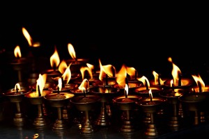 Le candele votive che i devoti accendono durante il rito della Puja, con offerte donate alle Divinità di varia natura, Nepal 2018.