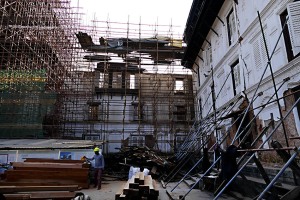 Patan, in passato fiera città-stato indipendente, oggi è considerata quasi un sobborgo della capitale Kathmandu (da questa separata solo dal limaccioso fiume Bagmati), pur conservando una molttitudine di splendidi templi e palazzi tra i più belli di tutto il Nepal. Non per nulla il suo antico nome sanscrito "Laliptur" (Città della Bellezza) la dice lunga sullo splendore dei suoi edifici sin dalla sua fondazione. La ricostruzione post terremoto (dopo quello terribile del 2015) sta procedendo a ritmi serrati con manovalanza locale ma con direzione prevalentemente cinese (geometri, architetti ed ingegneri provengono quasi tutti dalla Cina che, d'altronde, ha investito molto nella ristrutturazione e nel restauro degli edifici storici). In particolare il Palazzo Reale di Patan, sul lato est di Durbar Square, è un vero e proprio cantiere, Nepal 2018.