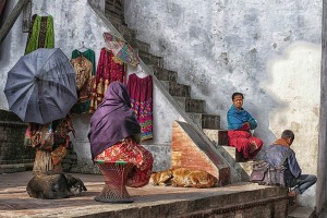 In un vicolo di Durbar Square a Patan una donna nepalese appartenente alla casta dei Vaisya (commercianti) vende accessori di abbigliamento nel cortile antistante la sua abitazione, Nepal 2018.
