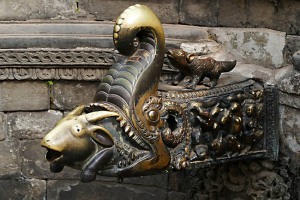 Nel Mul Chowk, la parte più antica del palazzo reale, nella centralissima Durbar Square di Bhaktapur, si trova la Naga Pokhari, una cisterna del XVII secolo utilizzata per l'immersione rituale dell'immagine divina della Dea Taleju Bhawani (meglio conosciuta come Durga in India). La vasca è circondata da un serpente in pietra che si contorce mentre altri serpenti emergono all'etremità della vasca dove l'acqua sgorgava da un magnifico "Dhara" (corrispondente al nostro nasone o cannella) che rappresenta una capra divorata da un Makara (una figura mitica indiana che la tradizione descrive come creatura acquatica, a volte identificata con il coccodrillo, a volte con il delfino. In alcune raffigurazioni si presenta con il corpo di pesce e la testa di elefante. In altre risulta essere un drago con la proboscite. Rappresenta l'acqua, fonte di vita e di fertilità. In astrologia corrisponde al segno del Capricorno). Nepal 2018.