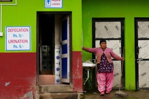 Nel tragitto tra Boudhnath e Pokhara, lungo la Prithvi Hwy (dove si costeggia il possente fiume Trisuli e da dove si gode del panorama rurale del Middle Hills), ci si imbatte, durante una sosta, in questo curioso bagno pubblico, dove le tariffe per espletare i propri bisogni fisiologici sono sin troppo chiare. Nepal 2018.