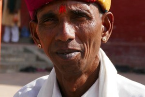 Nel più grande ed importante Tempio Hindu del Nepal, Pashupatinath, convergono anche pellegrini indiani  provenienti dal lontano Rajasthan: questo devoto, di nome Gajendra, è originario di Pushkar, nel Rajasthan.