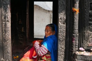 Nel complesso religioso di Pashupatinath vi sono decine di piccoli santuari dedicati a Shiva composti da una sola piccola stanza con al centro una rappresentazione del lingam della Divinità: essi vengono spesso usati come riparo da parte dei Sadhu o di singoli devoti che cercano concentrazione e silenzio.Kathmandu, Nepal 2018.