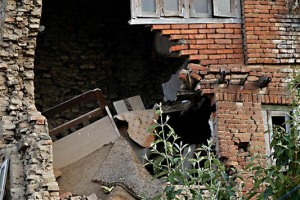 Questa casa sventrata è il simbolo stesso del terrificante terremoto risalente al 2015: si intravede anche un letto tra le macerie, varie coperte e suppellettili. Una vera tragedia. Villaggio di Kirtipur, Nepal 2018.