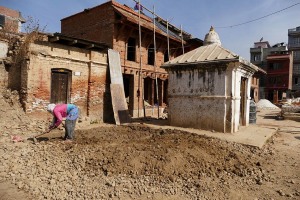 Bungamati era uno dei villaggi più belli dell'intera Valle di Kathmandu: nel 2015 è stato semidistrutto dalla forza devastante del terremoto e molti Templi ed edifici sono crollati. Qui nacque Rato Machhendranath, il Dio protettore di Patan, ed il grande ed antico Tempio in stile shikhara che ospitava la statua della Divinità è stato ridotto in un cumulo di macerie. Con la distruzione dei Templi il villaggio ha, per così dire, perso la sua anima: i santuari avevano un ruolo di immensa importanza nella vita religiosa della Valle e la loro scomparsa ha profondamente ferito gli abitanti dell'intera regione, anche se la vita religiosa, con le sue cerimonie ed i suoi rituali vanno comunque avanti. Nepal 2018.