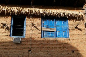 Nel villaggio di Khokanà le pannocchie di granoturco si appendono ad asciugare al sole anche fuori delle finestre, Nepal 2018.