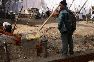 Nel villaggio Newari medievale di Panauti, una delle località più antiche del Nepal, i lavori di ristrutturazione post terremoto sono ovunque: sviluppatosi alla sacra confluenza dei fiumi Roshi Khola e Pungamati Khola, presenta un numero impressionante di Templi antichi. Un tempo era un importante centro di commercio, ma il degrado diffuso dopo il terribile terremoto del 2015 lo sta inesorabilmente spingendo ad un declino ineluttabile. Nepal 2018.