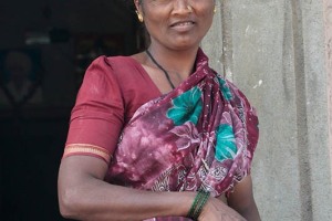 Ritratto di una donna Hindu dal nome Gitanjali dinanzi alla sua casa: i suoi occhi sembrano due stelle che brillano. Villaggio di Belur, regione del Karnataka, India 2015.