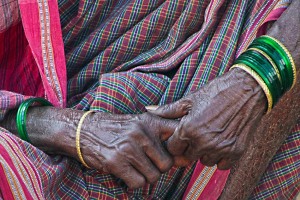 Primo piano delle mani segnate dalla fatica e dagli stenti di un'anziana donna Hindu nel villaggio rurale di Belur, regione del Karnataka, India 2015.