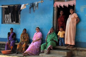 Al civico 197, nel villaggio rurale di Belur (un tempo fiorente cittadina durante la dinastia Hoysala del XII secolo) una famiglia allargata composta da sole donne ed un bambino (gli uomini sono al lavoro nei campi) mi osserva curiosa mentre ritraggo ben quattro diverse generazioni. Regione del Karnataka, India 2015.