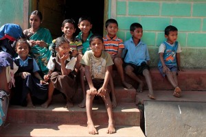 La maestra (di nome Bakula) con i suoi alunni fuori della scuola del villaggio rurale di Belur, regione del Karnataka, India 2015.