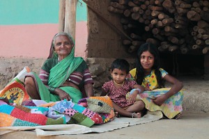 La nonna di Chandraki e Canvery, le due bambine orfane di madre, le accudisce, le educa e le fa crescere: ha 55 anni e si chiama Gopika. Villaggio di Belur, Regione del Karnataka, India 2015.